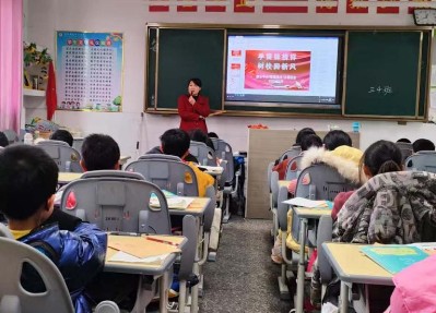 万载县康乐街道中心小学开展“学雷锋月”系列活动